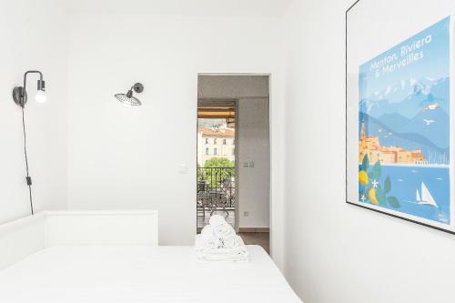 Cette chambre comprend deux lits et une affiche murale. dans l'établissement 