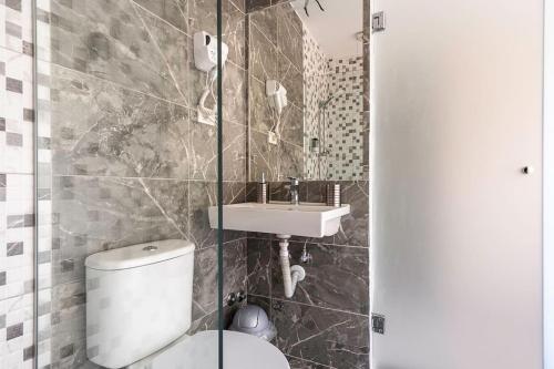 un baño con inodoro y lavabo en Luxury Room 2 - Vila Goro w Pool, Parking and more, en Himare