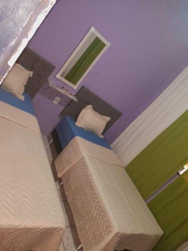 a model of a bedroom with two twin beds at Casa Lorena in Lençóis