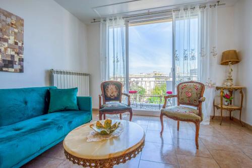 - un salon avec un canapé bleu, des chaises et une table dans l'établissement Bright flat close to the beach, à Marseille