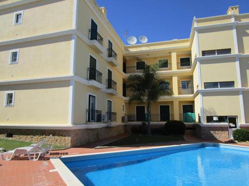 un edificio con piscina en frente de un edificio en Spacious Apartment in Old Ferragudo Village, en Ferragudo