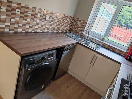 Una cocina o zona de cocina en Modern living in Hull