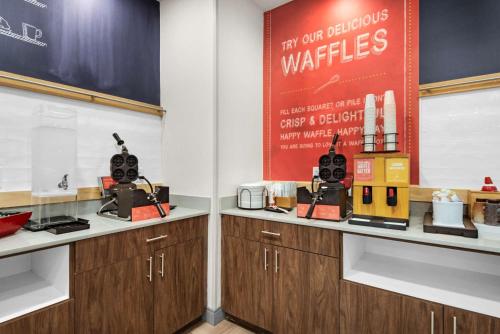 Una cafetería con dos mostradores y un cartel en la pared. en Hampton Inn & Suites Pensacola I-10 N at University Town Plaza, en Pensacola