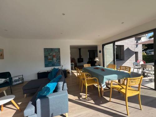 un salon avec un canapé, une table et des chaises dans l'établissement La Villa Suzanne, à Saint-Germain-sur-Ay