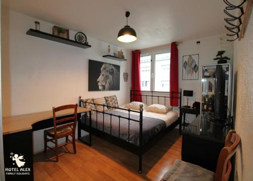 une chambre avec un lit, un bureau et une table dans l'établissement Grand appartement avec sauna, à Strasbourg