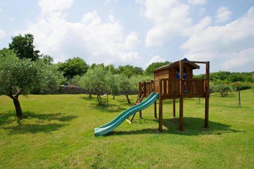 Ο χώρος παιχνιδιού για παιδιά στο Ferienwohnung in Rakalj mit Grill und Garten