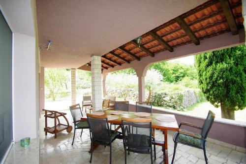 Un jardín fuera de Ferienwohnung "Nicolina" im Dorf Rakalj