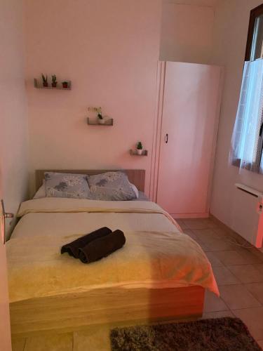 - une chambre avec un lit doté d'un sac noir dans l'établissement Le Beau-repaire de Sens, à Sens