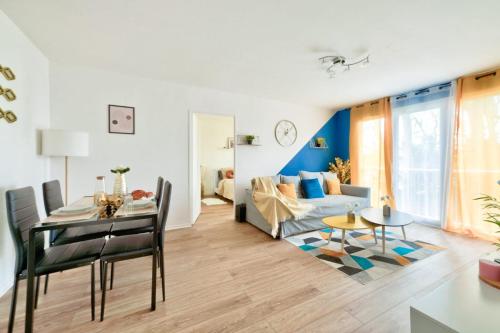 un salon avec une table et un canapé dans l'établissement Le Cosy Yellow Appartement lumineux à 5 min de la Gare d'Evry avec parking gratuit, Évry-Courcouronnes