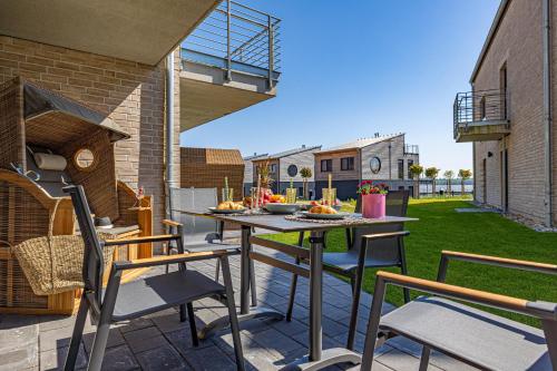 eine Terrasse mit einem Tisch und Stühlen auf einer Terrasse in der Unterkunft Ferienwohnung Wiking-Koje 2 Schleswig in Schleswig