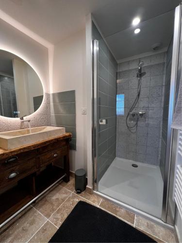une salle de bain avec douche et lavabo dans l'établissement La Petite Gendronnière, à Fresnes