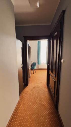 an empty hallway with a door and a chair in a room at Legnicki Browar Książęcy Hotel i Restauracja in Legnica