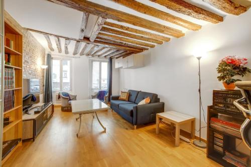 un salon avec un canapé et une table dans l'établissement Montorgueil City Center, à Paris