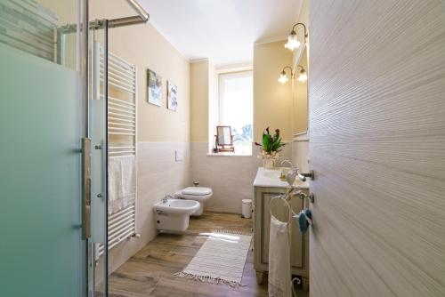 a bathroom with a toilet and a sink at Casa Nonna Nina in Vercana