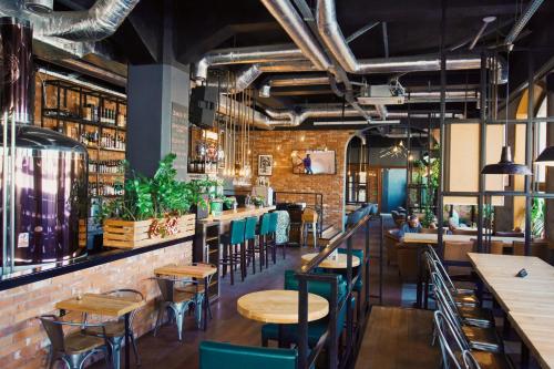 restauracja ze stołami i krzesłami oraz ceglaną ścianą w obiekcie Legnicki Browar Książęcy Hotel i Restauracja w mieście Legnica