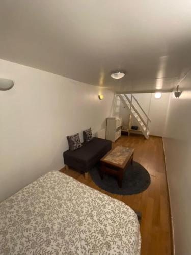 une chambre avec un lit, un canapé et une table dans l'établissement Cosy T3 in Montmartre, à Paris