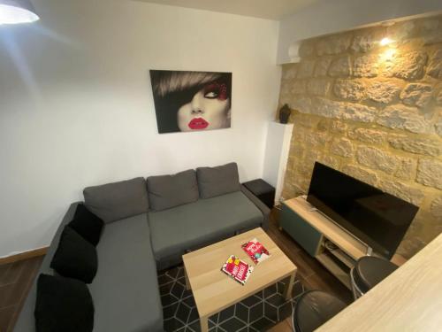 un salon avec un canapé et une cheminée dans l'établissement Cosy T3 in Montmartre, à Paris