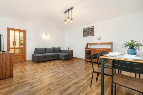 Merliniego Trendy Apartment with Desk by Noclegi Renters