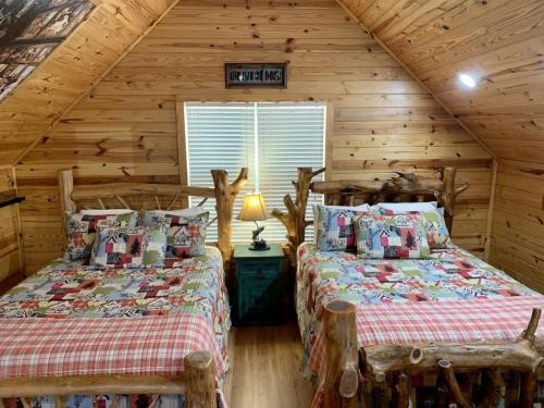 Postel nebo postele na pokoji v ubytování Riverbend Serenity Cabins