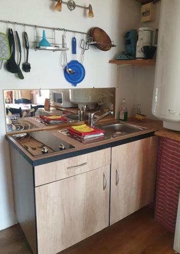 une cuisine avec un évier et une cuisinière dans l'établissement 487 Rue des Grappins, à Bouhans