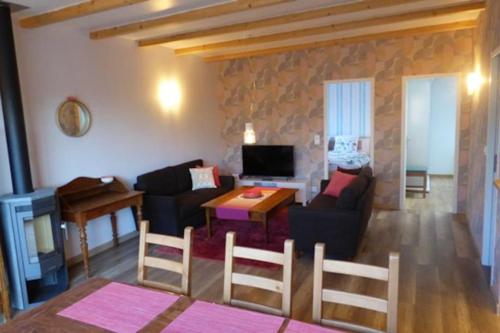 un salon avec un canapé et une table dans l'établissement Molene 200 m plage et port, à Sibiril