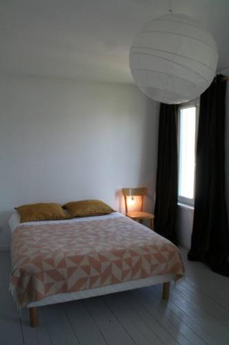 Un ou plusieurs lits dans un hébergement de l'établissement maison de campagne au bord de la mer