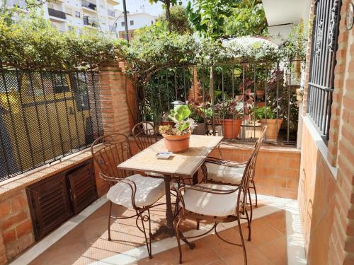 Una mesa y sillas en un balcón con plantas. en Casa Aguilar, en Ronda