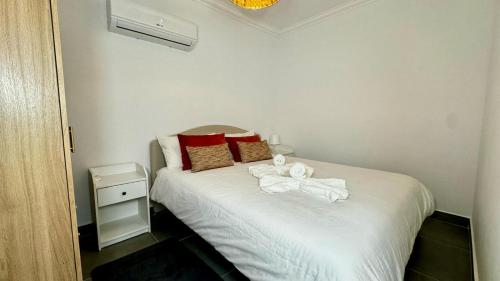 ein Schlafzimmer mit einem Bett mit Handtüchern darauf in der Unterkunft Cozy Apartment in Sagres in Sagres