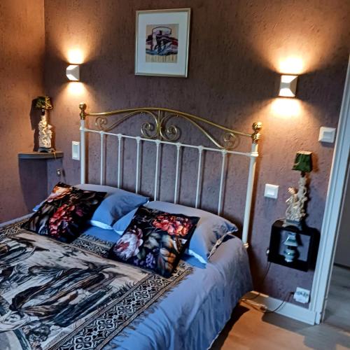 un lit avec deux oreillers dessus dans une chambre dans l'établissement chambre d'hôtes avec petit déjeuner compris à Mégrit, à Mégrit