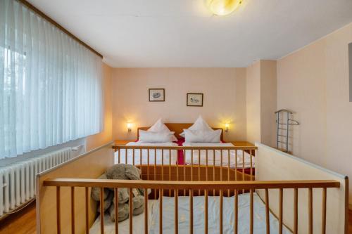 two cribs in aaning room with at Ferienhaus Störzel - Wohnung A in Hundheim