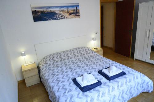 ein Schlafzimmer mit einem Bett mit zwei Handtüchern darauf in der Unterkunft Appartamento Cialdini Centro Ancona in Ancona