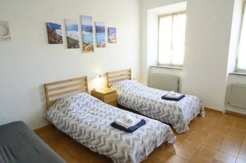 une chambre avec deux lits avec des serviettes dessus dans l'établissement Appartamento Cialdini Centro Ancona, à Ancône