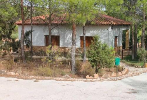 Το κτήριο όπου στεγάζεται  το κάμπινγκ