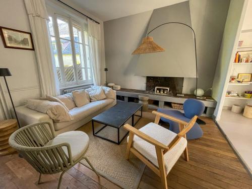 un salon avec un canapé et des chaises dans l'établissement Ancienne Poste du village, à Étables