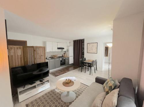 un salon avec un canapé et une table dans l'établissement charmant T2, à Annecy