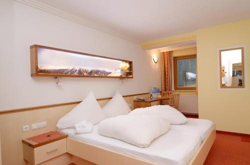 Ein Bett oder Betten in einem Zimmer der Unterkunft Hotel Garni DIAS