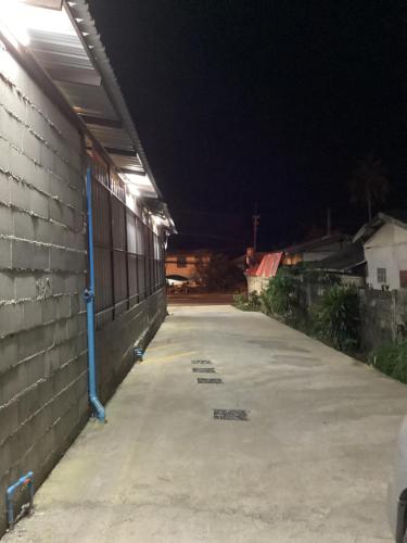 El barrio en el que está la posada o un barrio cercano