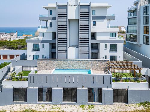 Kolam renang di atau dekat dengan Luxury Beachfront Penthouse in Blouberg- 402 Azul