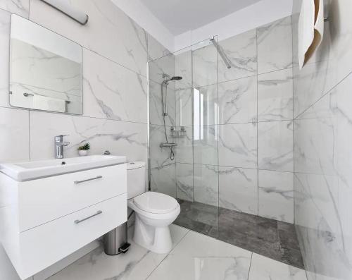 un bagno bianco con wc e doccia di Villa Prengos 15 a Paphos