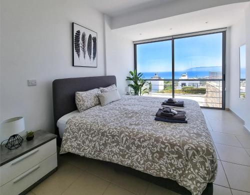 una camera da letto con un letto e una grande finestra di Villa Prengos 15 a Paphos