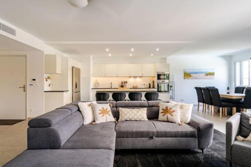 Newly Built Apartment with Pool, Walk to the Beach