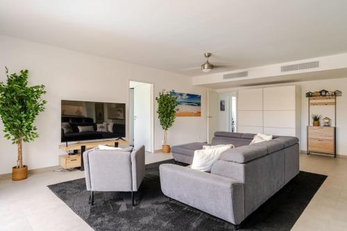 Newly Built Apartment with Pool, Walk to the Beach