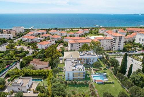 Newly Built Apartment with Pool, Walk to the Beach
