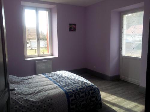 une chambre avec un lit et deux fenêtres dans l'établissement Gite les Granites à moins de 100m du lac, à Gérardmer