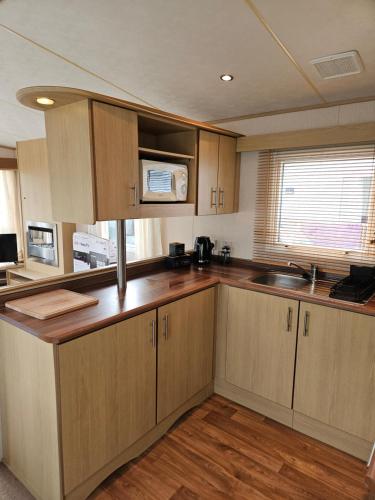 Kuchyň nebo kuchyňský kout v ubytování Luxe 6 berth caravan Lytham