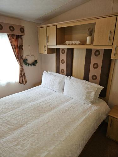 Postel nebo postele na pokoji v ubytování Luxe 6 berth caravan Lytham
