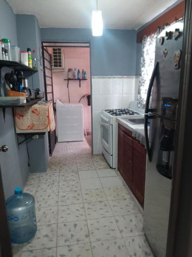 eine kleine Küche mit Spüle und Herd in der Unterkunft Departamento in Villahermosa