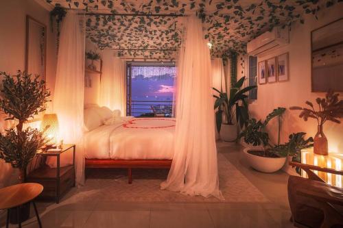Krevet ili kreveti u jedinici u okviru objekta Enchanted Forest Projector Pool Jacuzzi King Bed