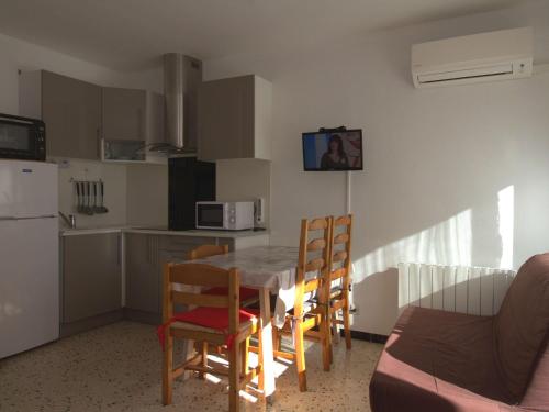 Appartement T1 avec balcon, climatisation et parking près du Parc Charles de Gaulle à Balaruc-les-Bains - FR-1-553-101