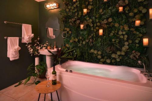 Kupatilo u objektu Enchanted Forest Projector Pool Jacuzzi King Bed